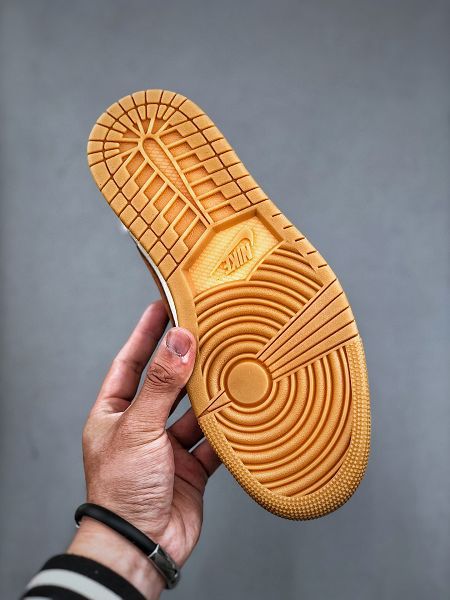 Travis Scott x Fragment Design x Jordan Air Jordan 1 Low OG SP 2025最新男女款休閒板鞋